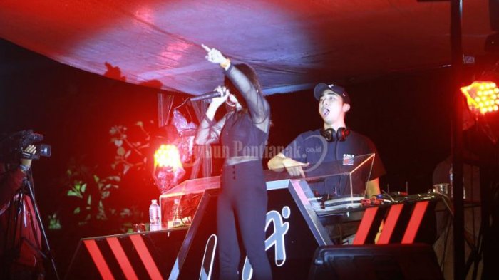 Luar Biasa! Pengunjung Rela Basah-basahan Saksikan Penampilan DJ Winky ...