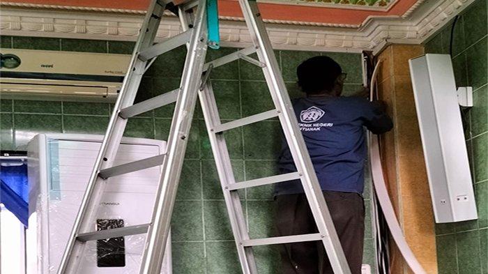 Dosen dan mahasiswa jurusan Teknik sipil Polnep dalam rangka kegiatan Pengabdian Kepada Masyarakat (PKM) ingin membantu dalam hal memfasilitasi kebutuhan baik peralatan, bahan maupun tenaga untuk revitalisasi sarana dan prasarana Masjid Nurul Yaqin.