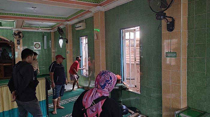 Dosen dan mahasiswa jurusan Teknik sipil Polnep dalam rangka kegiatan Pengabdian Kepada Masyarakat (PKM) ingin membantu dalam hal memfasilitasi kebutuhan baik peralatan, bahan maupun tenaga untuk revitalisasi sarana dan prasarana Masjid Nurul Yaqin.