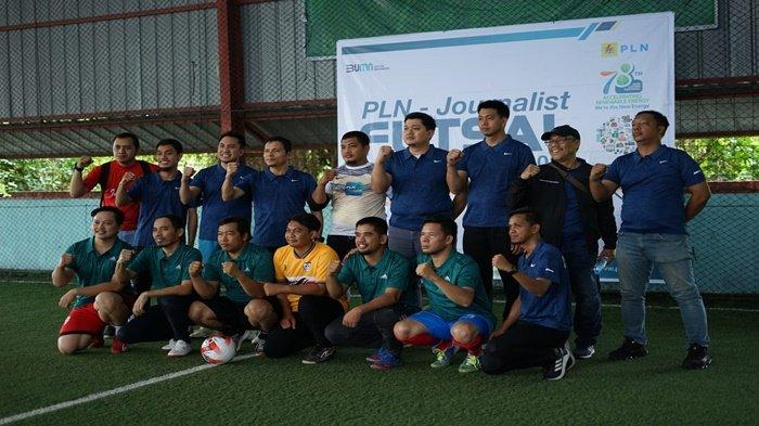 Para pimpinan PLN dan perwakilan media massa di Kalbar saat foto bersama jelang laga eksebisi PLN-Journalist Competition 2023
