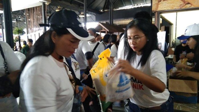 Pengurus Perindo Kalbar melalui Erma Suryani Ranik, S.H., M.H gelar Pasar Murah bertajuk 'Aku Gama Perindo' yang berlangsung di Pondok Nelayan, Jalan Gajah Mada, Kota Pontianak, Kalimantan Barat, Sabtu 13 Januari 2024.