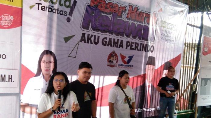 Pengurus Perindo Kalbar melalui Erma Suryani Ranik, S.H., M.H beri kata sambutan saat  gelar Pasar Murah bertajuk 'Aku Gama Perindo' yang berlangsung di Pondok Nelayan, Jalan Gajah Mada, Kota Pontianak, Kalimantan Barat, Sabtu 13 Januari 2024.