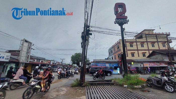 KECELAKAAN DI PONTIANAK - lokasi kecelakaan maut di jalan Yam Sabran Pontianak, minggu 6 april 2025. Insiden tersebut melibatkan sebuah sepeda motor dan satu unit truk tangki, yang mengakibatkan seorang wanita pengendara sepeda motor meninggal dunia di lokasi kejadian.