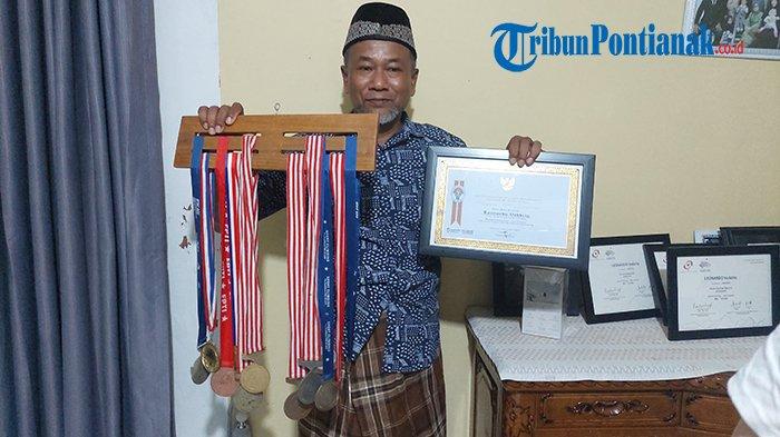 Sumaryanto ayah Veddriq Leonardo atlet panjang dinding yang berhasil meraih emas pada Olimpiade Paris 2024 saat ditemui di kediamannya, Jalan Tanjung Harapan, Kecamatan Pontianak Timur, Kota Pontianak, Kamis (8/8/2024) malam.