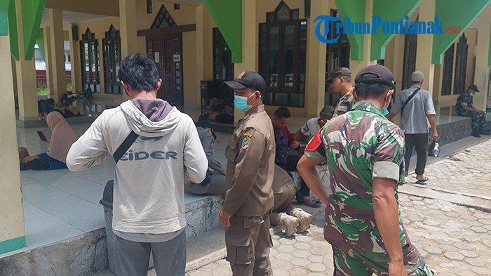 Petugas Satpol PP Kota Pontianak saat mendata warga karena kedapatan merokok di kawasan rumah sakit umum Daerah Soedarso Pontianak, senin 28 Agustus 2023. Tribun Pontianak Ferryanto