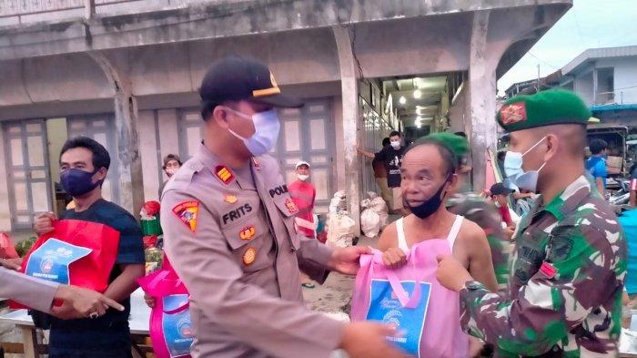 Personel TNI dan Polri di Bengkayang Turun ke Jalan Bagikan Paket ...