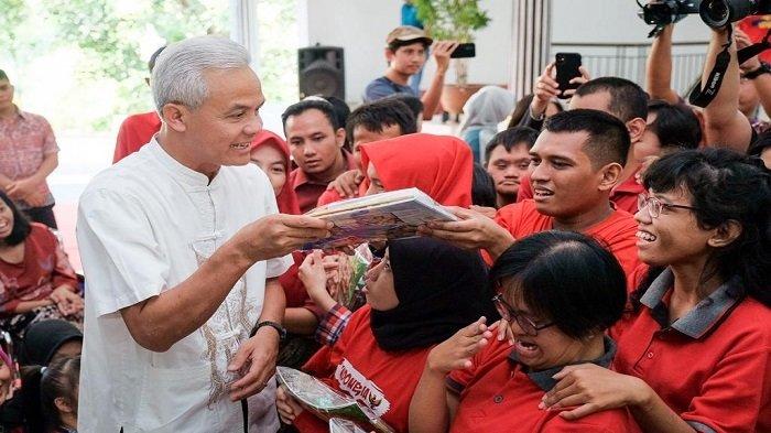 Potret Ganjar Pranowo saat berbincang dengan anak-anak penyandang disabilitas yang berkunjung ke kediamannya di Puri Gedeh pada Sabtu pagi, 2 September 2023.