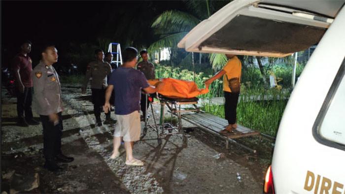 EVAKUASI JENAZAH - Petugas kepolisian mengevakuasi jasad pria M (47) warga Kecamatan Sebawi. Warga setempat geger dengan penemuan seorang pria yang diduga gantung diri di sebuah pohon karena depresi, Selasa 29 Juli 2025.