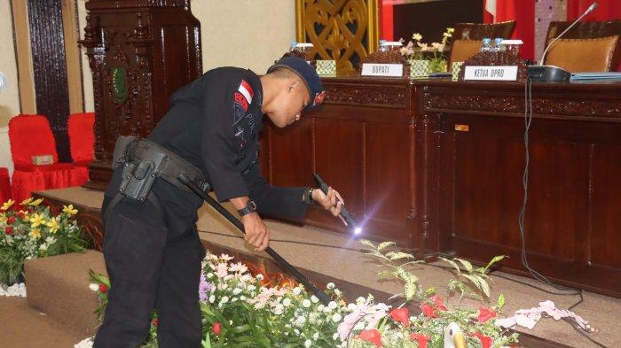 Personel Subden Gegana Yon B Pelopor Satbrimob Polda Kalbar melaksanakan sterilisasi di Kantor DPRD Kabupaten Sambas untuk mendukung pelantikan anggota DPRD Kabupaten Sambas, Senin 9 September 2024.