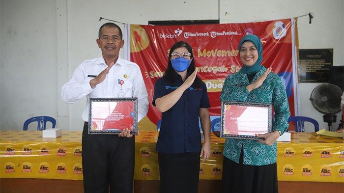 GM Business Tribun Pontianak Julia Lorrains foto bersama Ketua Tim Penggerak PKK Kabupaten Kubu Raya Rosalina Muda Mahendrawan sekaligus sebagai Kakak Asuh, Kadis Kesehatan Kabupaten Kubu Raya Marijan sekaligus Kakak Asuh program Semesta Mencegah Stunting #CukupDuaTelur. 