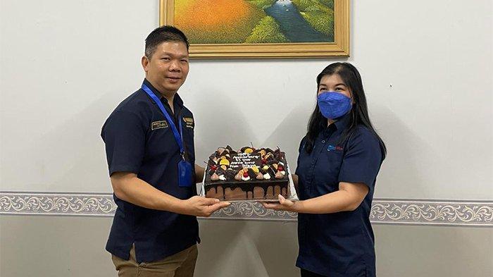 GM Business Tribun Pontianak, Julia Lorrains memberi ucapan dan menyerahkan kue ulang tahun kepada PT AMS yang diwakili Sugianto Manager Personalia PT AMS, Senin 2 Oktober 2023.