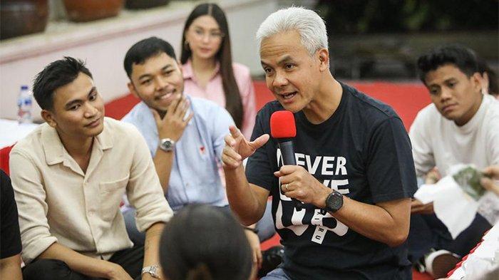 Ganjar Pranowo berbincang dengan para influencer dari berbagai penjuru Tanah Air, di Semarang, Senin (15/8/2023) malam.
