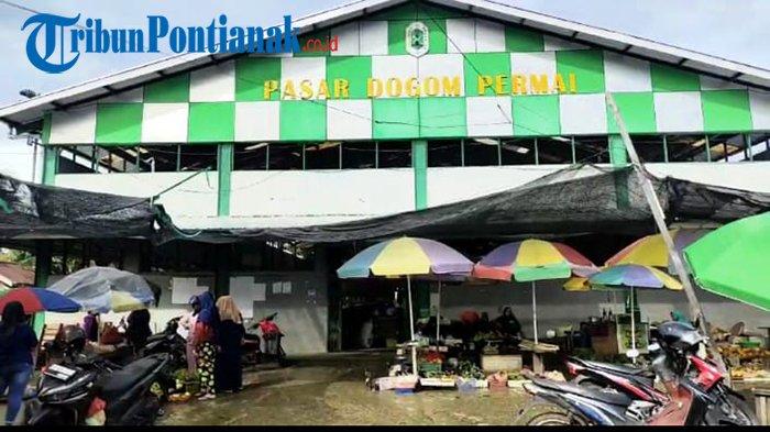 Masyarakat sedang jualan di luar gedung Pasar Dogom Permai, di wilayah Pasar Pagi Putussibau, Rabu 10 Januari 2024.