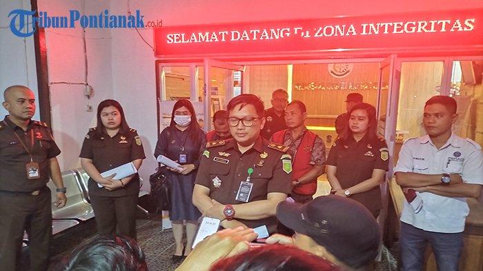 Kejaksaan Negeri Kabupaten Kapuas Hulu saat menahan kedua tersangka dugaan Tipikor kasus pengadaan benih dan calon indukan ikan Arwana di Dinas Perikanan Kapuas Hulu pada tahun 2020 sebesar Rp1.105.975.00.
