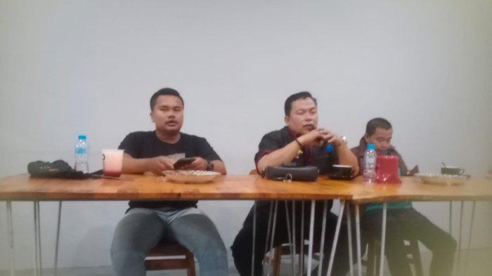 Ketua IKBM Kalbar saat menyampaikan arahan pada panitia Halal Bihalan IKBM belum lama ini