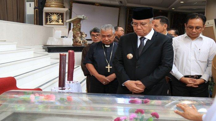 Penjabat Gubernur Kalimantan Barat, Harisson datang bersama beberapa kepala OPD Pemprov Kalbar untuk memberi Penghormatan terkahir kepada Uskup Agung Emeritus Pontianak Mgr. Hieronymus Herculanus Bumbun, di Gereja Katedral St. Yosep, Kota Pontianak, Selasa, 1 Oktober 2024.