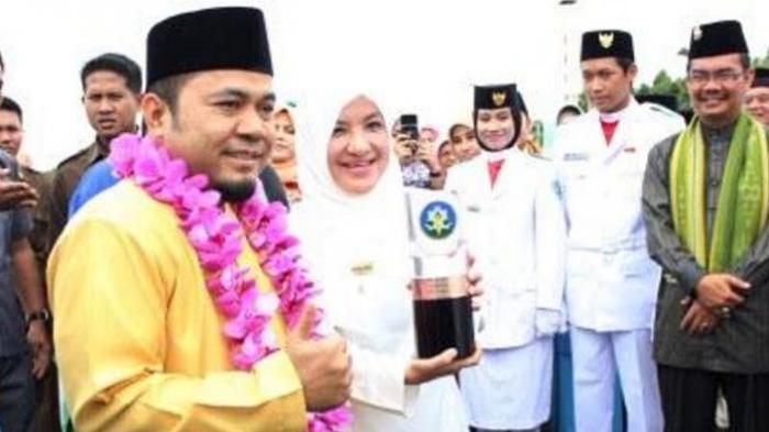 Wali Kota Bengkulu Helmi Hasan (kiri)