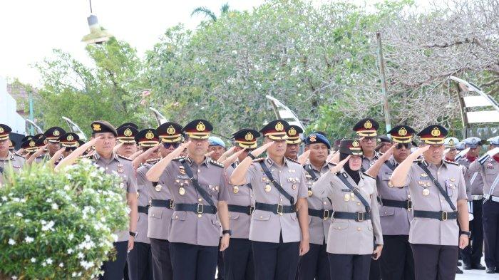 TABUR BUNGA - Polda Kalbar  melaksanakan Upacara Tabur Bunga di Taman Makam Pahlawan (TMP) Dharma Patria Pontianak, Senin 23 Juni 2025. Kegiatan ini sebagai bentuk penghormatan dan mengenang jasa-jasa para Pahlawan yang telah gugur demi kemerdekaan dan kedaulatan Republik Indonesia, khususnya di Bumi Khatulistiwa.