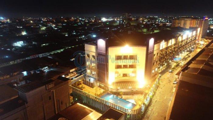 Hotel Aston yang terletak di Jalan Gajahmada, Pontianak, Kalimantan Barat, Minggu (5/4/2020) malam. Sejumlah hotel di Kota Pontianak mulai terdampak Covid-19 yang mengakibatkan menurunnya jumlah pengunjung.