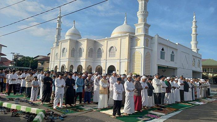 Ribuan jemaah shalat id saat menunaikan ibadah salat id di halaman Masjid Agung Babul Jannah Sambas, Senin 17 Juni 2024.