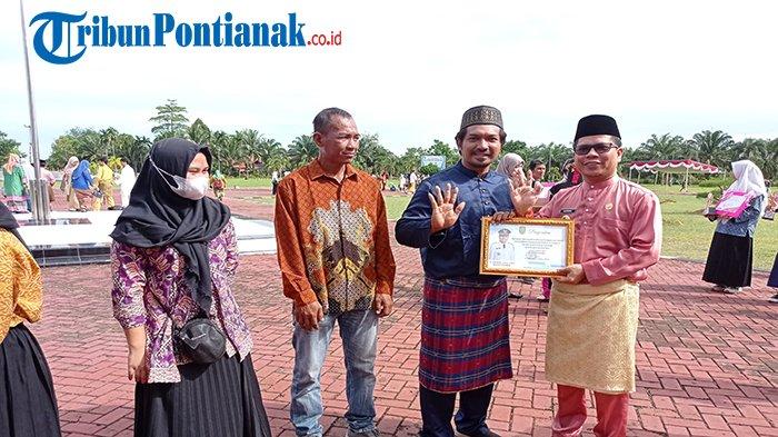 Bupati Sambas Satono menyerahkan secara simbolis Bantuan Operasional Penyelenggaraan (BOP) pendidikan kesetaraan paket A, B dan C untuk Anak Putus Sekolah (APS) di Kabupaten Sambas, Kamis 2 Mei 2024.