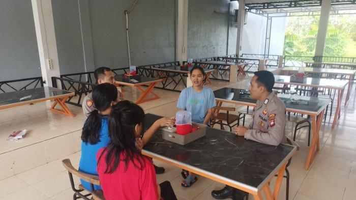 PATROLI DIALOGIS - Personel Polsek Menjalin Polres Landak Polda Kalbar gencar melakukan patroli Dialogis, Kamis 3 Juli 2025. Personel Polisi memberikan imbauan dan pesan Kamtibmas kepada warga masyarakat.