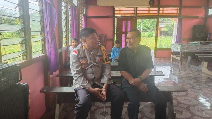 Kapolsek Menjalin, AKP Roberd S. S. Pd.K dialog dengan jemaat dan menyampaikan imbauan kepada jemaat Gereja PPIK terkait pentingnya menjaga kerukunan dan keamanan menjelang Pilkada 2024.