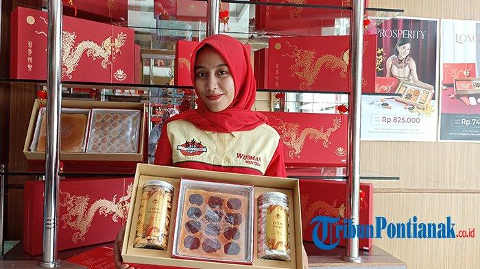 Pegawai Legita Cake menampilkan paket Imlek.
