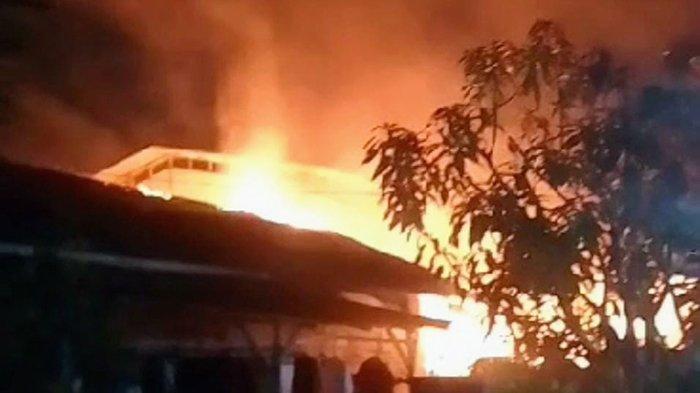 Api kebakaran membesar di rumah dusun Parit Mayor Desa Kapur pada Minggu 6 Agustus 2023 dini hari.