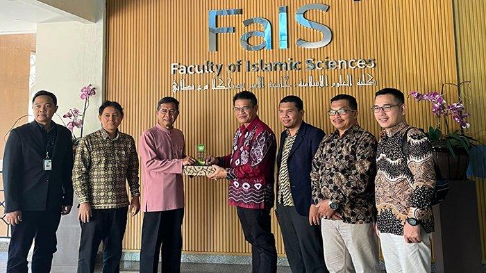 IAIS Sambas dipimpin langsung oleh Rektor Dr H Arnadi bersama Wakil Rektor III, Direktur Pasca Sarjana, Ketua LP2M melakukan silaturahmi dan penjajakan kerjasama di Kampus Prince Of Songkhla University (PSU) Thailand, Kamis 6 Juni 2024.