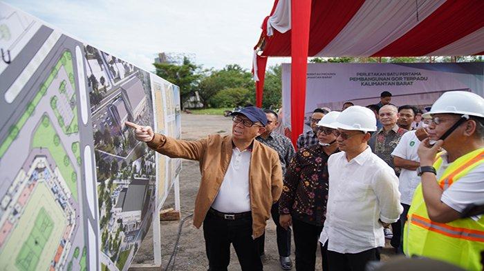 Gubernur Kalbar Sutarmidji menunjukkan grand desain GOR Terpadu.
