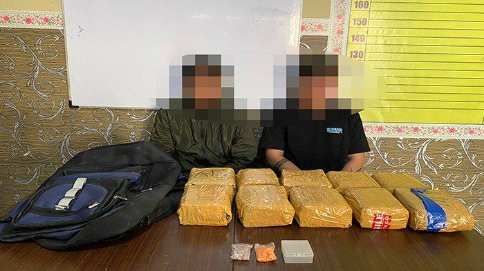Dua pemuda diduga kurir bersama barang bukti 10 paket narkoba jenis sabu diamankan Tim gabungan tersebut yakni Tim Interdiksi Subdit III Ditresnarkoba Polda Kalbar, SGI Kodam XII/ Tanjungpura, Bais TNI, Unit Inteldim 1204/ Sanggau dan Bea cukai Entikong di Dusun Suban, Desa Balai Karangan, Kecamatan Sekayam.