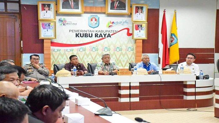 Bupati Kubu Raya Muda Mahendrawan saat pimpin Rapat Persiapan Pemungutan Suara Pilkades Tahun 2023 di Ruang Pamong Praja I, Kantor Bupati Kubu Raya, pada Jumat 13 Oktober 2023.
