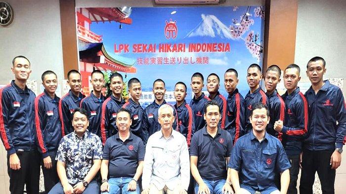 Para peserta dari LPK Sekai Hikari Indonesia yang akan diberangkatkan ke Jepang untuk mengikuti program pemagangan selama tiga tahun.