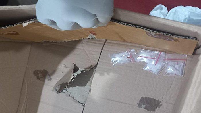 2 pelaku pembawa satu dus roti berisi 7 paket sabu saat diamankan petugas Rutan Bengkayang dan Anggota Satresnarkoba Polres Bengkayang pada Sabtu 23 Desember 2023 sore.