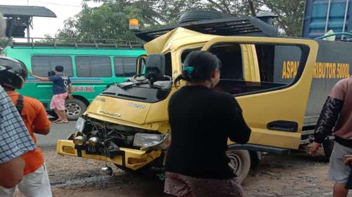 Kondisi Truk Canter Fuso pasca menabrak tiang listrik di depan Bengkel mobil Maju Motor Jalan Padang Pasir, Kelurahan Sedau, kecamatan Singkawang Selatan, Kota Singkawang, Kalimantan Barat, Jum'at 25 Agustus 2023