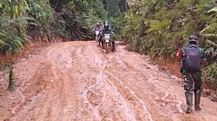 Jalan Berlumpur Bukan Tantangan Berarti Bagi TNI-Polri Membina