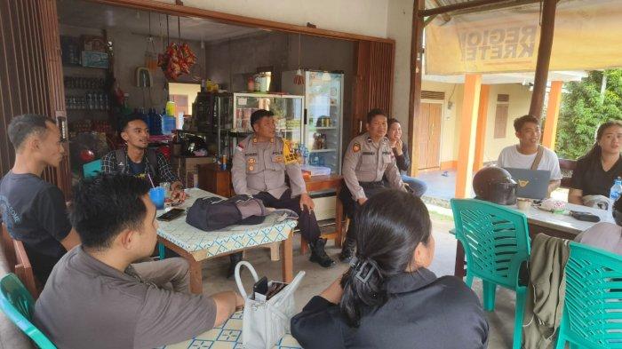 Kapolsek Menjalin AKP Roberd S. S. Pd.K bersama Kanit Samapta Aipda Herman dan Kanit Intel Polsek Menjalin melaksanakan pertemuan dengan Tokoh Masyarakat,  Stepanus, di Dusun Menjalin, Desa Menjalin, Kecamatan Menjalin, Kabupaten Landak, Kamis 19 September 2024.