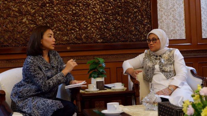 Jaringan Nasional (Jarnas) Anti Tindak Pidana Perdagangan Orang (TPPO) yang diketuai oleh Rahayu Saraswati Djojohadikusumo (kiri), melakukan pertemuan dengan Menteri Ketenagakerjaan Ida Fauziah, untuk memberikan dukungan dan melakukan koordinasi terkait dengan berbagai persoalan yang dihadapi oleh para pekerja migran Indonesia yang berada di luar negeri, Senin (13/1/2020).