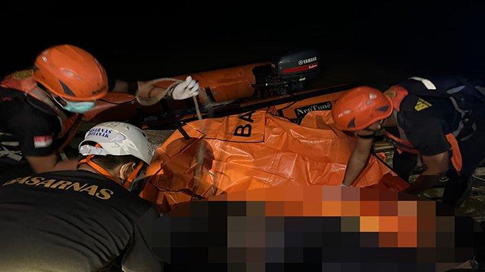 tim SAR Pontianak saat evakuasi jasad Dandi Pemancing asal Kec Ngabang yang di laporkan hilang dan tenggelam di sungai Landak desa Pak Mayam kec Ngabang.