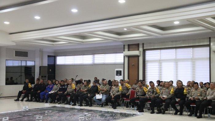 Kapolda Kalbar Irjen Pol Pipit Rismanto, SIK., M.H., didampingi Wakapolda Kalbar Brigjen Pol Roma Hutajulu, S.IK., M.Si., beserta pejabat operasi Mantap Brata (OMB) Kapuas 2024 Polda Kalbar, melaksanakan kegiatan Tactical Floor Game (TFG) atau Geladi Posko dalam rangka menghadapi perubahan situasi Kamtibmas saat pelaksaan pemungutan Suara dan pasca pemungutan suara pemilu 2024 di Graha Khatulistiwa pada hari Selasa 13 Februari 2024