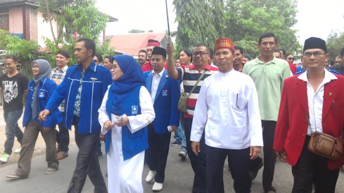 Pasangan calon Bupati dan Wakil Bupati Sambas Juliarti-Hasanusi saat berjalan kaki menuju KPU Sambas, Selasa (28/7/2015).