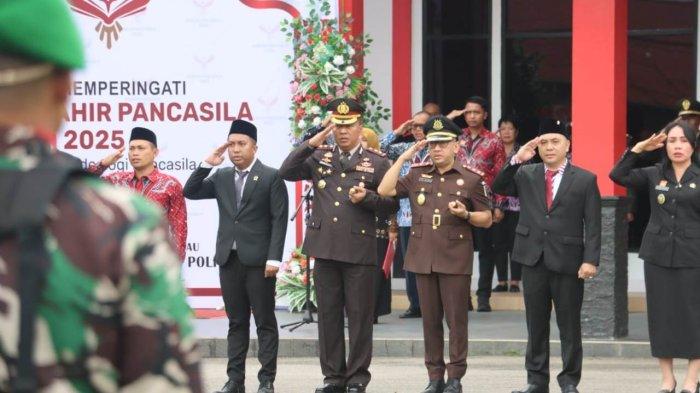 HARI LAHIR PANCASILA - Pemerintah Kabupaten Sanggau menggelar Upacara Bendera dalam rangka memperingati Hari Lahir Pancasila Tahun 2025, , di halaman Kantor Bupati Sanggau, Senin 2 Juni 2025.  Upacara yang dimulai tepat pukul 07.30 WIB tersebut mengusung tema nasional “Memperkokoh Ideologi Pancasila Menuju Indonesia Raya.”