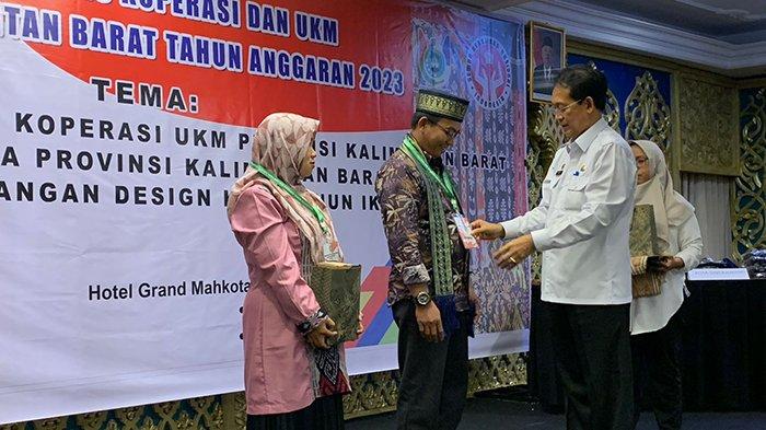 Kadiskop UKM Provinsi Junaidi secara simbolis mengalungkan tanda peserta inkubasi bisnis yang berlangsung  di Hotel Mahkota Pontianak pada 8-14 Juni 2023.