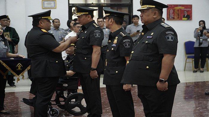 Kepala kanwil Kemenkumham Kalbar Muhammad Tito Andrianto saat melantik sejumlah pejabat baru di lingkungan Kanwil Kemenkumham Kalbar pada Senin 3 Juni 2024.