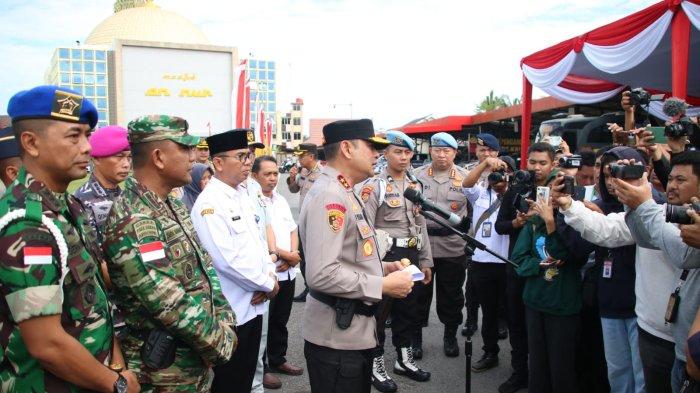 Kapolda Kalbar diwawancara wartawan setelah pimpin Apel Gelar Pasukan di lapangan Jananuraga Polda Kalbar sebagai bentuk kesiapan pelaksanaan Operasi Kepolisian Terpusat Ketupat 2024 bersama-sama stakeholder terkait dalam rangka pengamanan mudik dan perayaan hari raya Idul Fitri 1445 H, Rabu/3 April 2024.