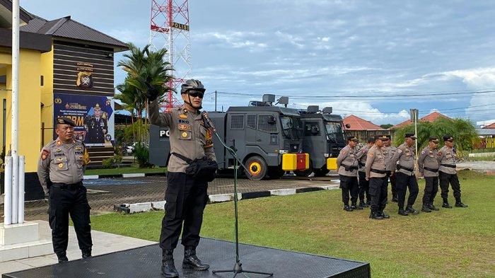 Kepala Bagian Operasi (Kabagops) Polres Singkawang memberikan arahan penting terkait kegiatan pengamanan di masa tenang Pemilu 2024 dalam apel kesiapan pengamanan yang digelar di Mako Polres Singkawang, Minggu 24 November 2024.