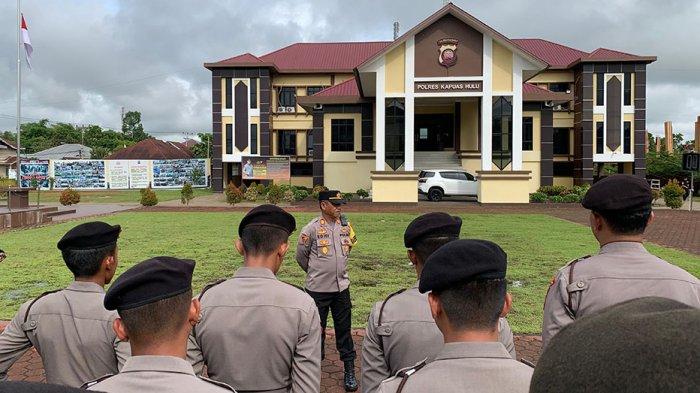 Karendal Operasi (Karendal Ops) Polres Kapuas Hulu, AKP Edhi Tarigan, memberikan arahan kepada personel Polres Kapuas Hulu yang terlibat dalam Operasi Mantap Praja di Halaman Polres Kapuas Hulu, Senin 30 September 2024 