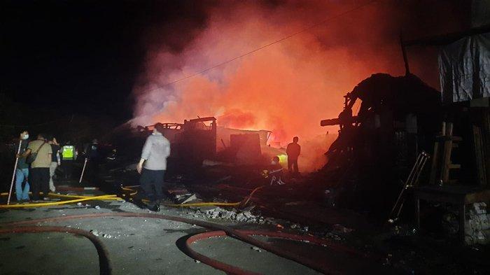 petugas pemadam kebakaran di dekat intan market sintang