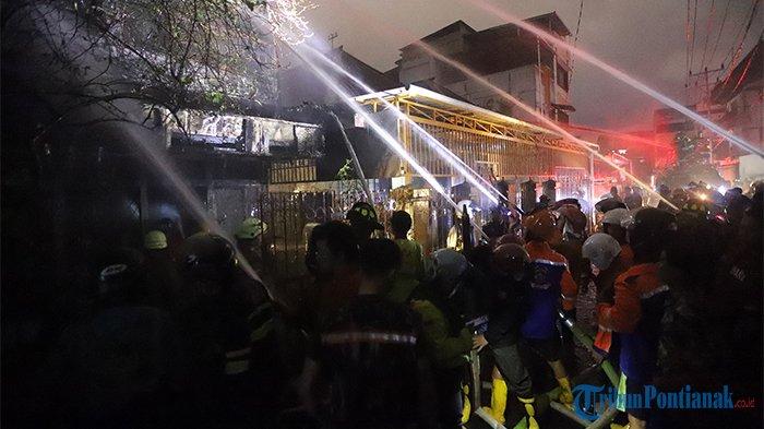 Petugas pemadam kebakaran sedang melakukan upaya pemadaman kebaran yang melanda sejumlah bangunan, di Jalan Siam, Kota Pontianak, Selasa, 4 Juli 2023 malam.